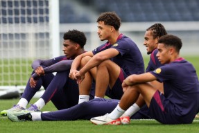 金年会体育-英国队史无前例地晋级四强，球迷心潮澎湃(英国四个球队哪个最厉害)