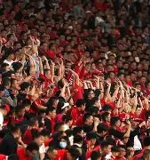 建业球迷疯狂庆祝主场平局,实现保级突破的简单介绍 建业球迷疯狂庆祝主场平局,实现保级突破的简单介绍