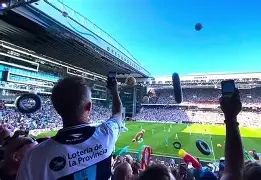 建业球迷疯狂庆祝主场平局,实现保级突破的简单介绍 建业球迷疯狂庆祝主场平局,实现保级突破的简单介绍