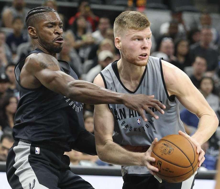 西班牙大胜拉脱维亚，领先对手分继续保持榜首的简单介绍