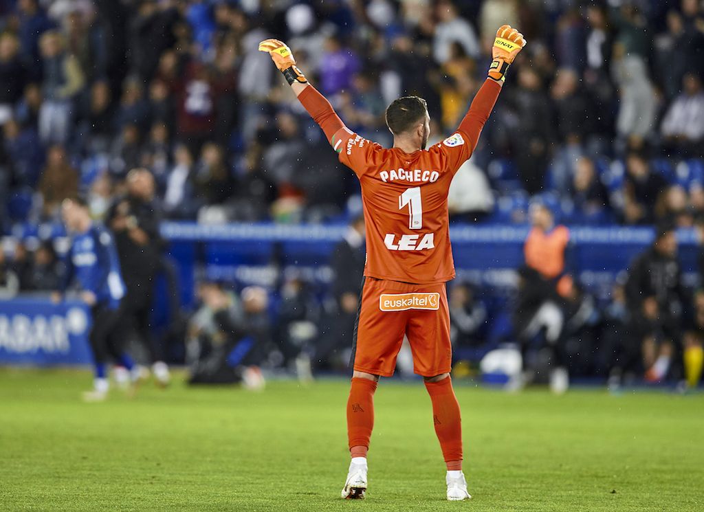 米兰主场胜出，成功取得淘汰赛资格